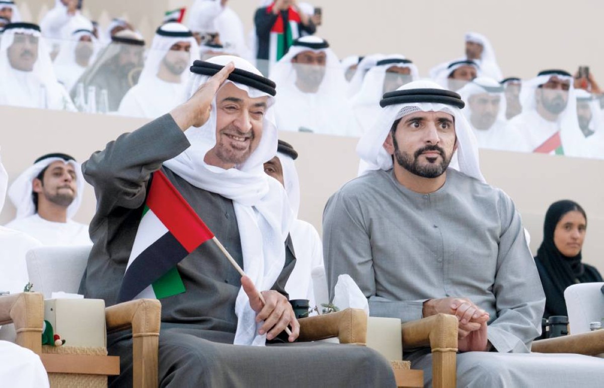  محمد بن زايد خلال متابعة المسيرة بحضور حمدان بن محمد 