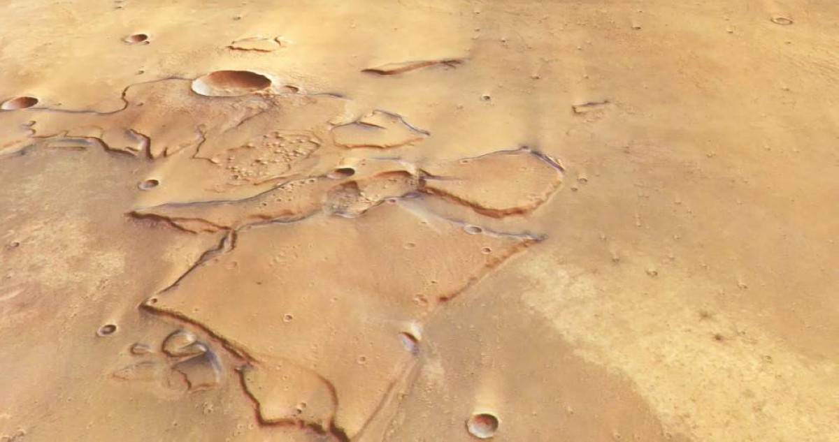 فوهة غامضة.. فراشة على المريخ تذهل العلماء