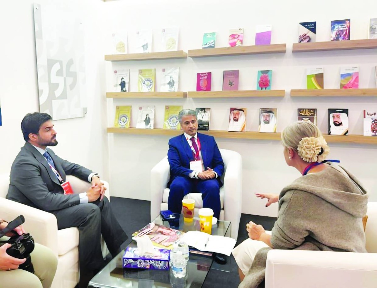 أحمد العامري خلال أحد اجتماعات «هيئة الشارقة للكتاب» في المعرض 