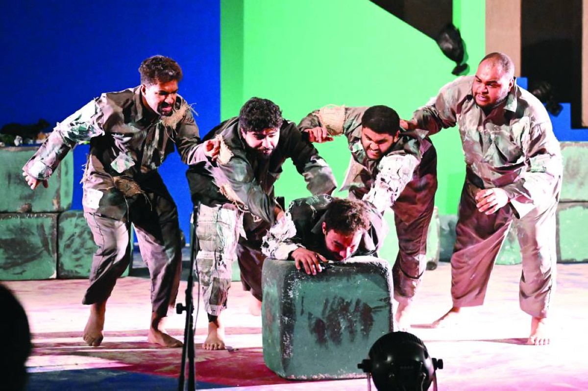 مشهد من العرض المسرحي 