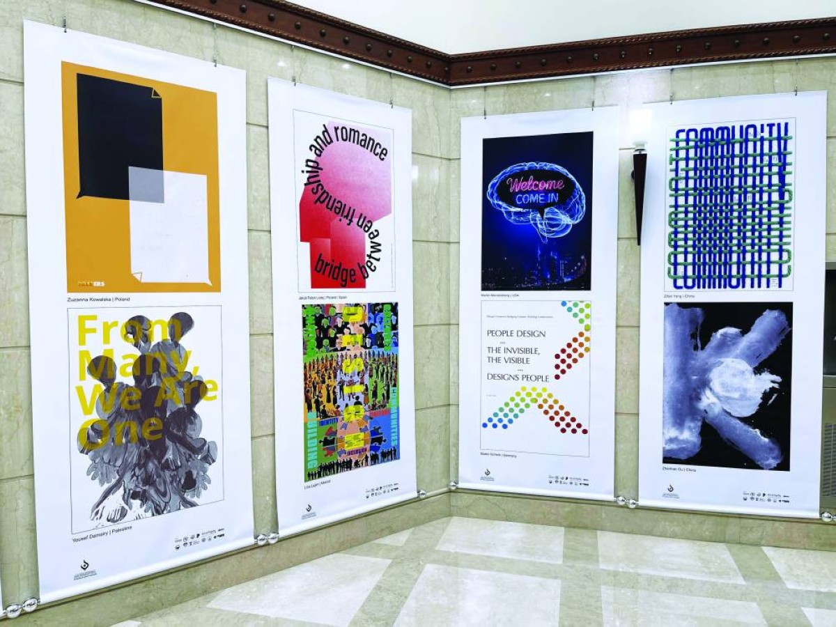 فن الملصقات في دبي.. تصاميم تحتفي بالتنوع وتحاكي روح العصر