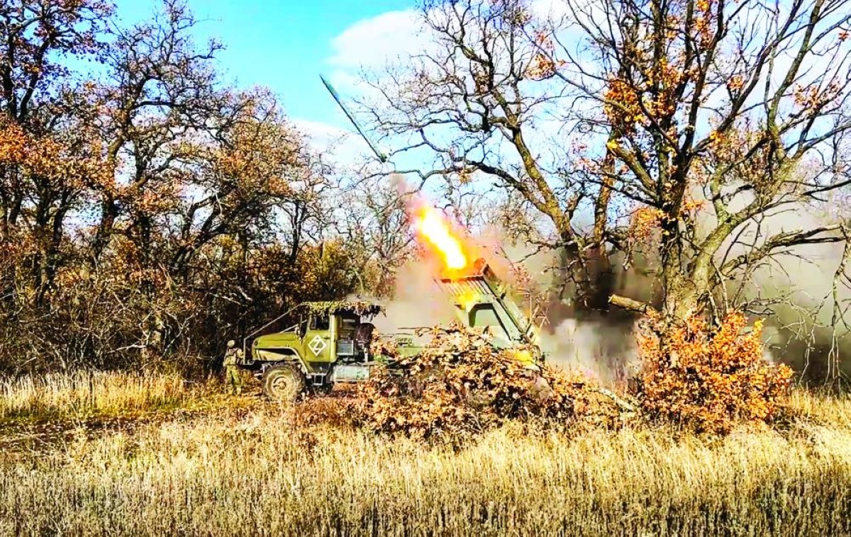 قاذفة روسية تطلق صاروخاً باتجاه مواقع للقوات الأوكرانية في مكان غير معلن 