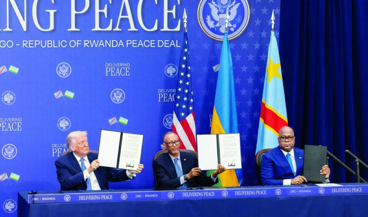 
ترامب وكاجامي وتشيسكيدي خلال توقيع الاتفاق في واشنطن 