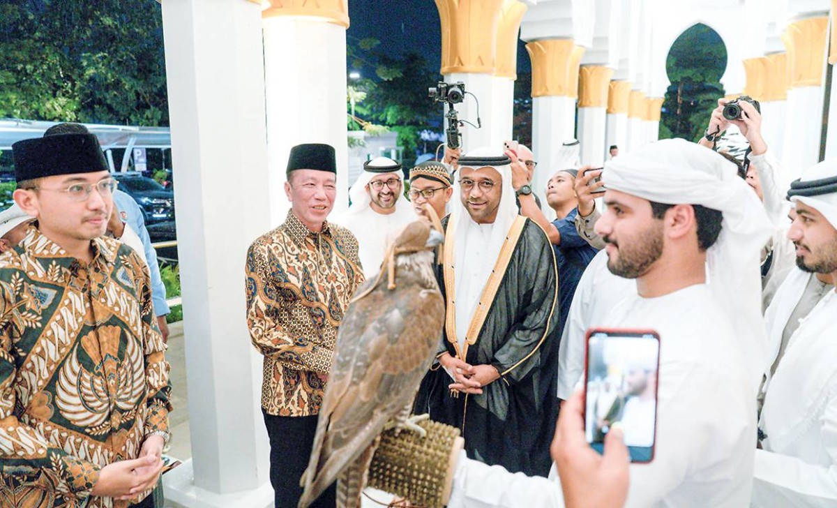 جوكو ويدودو وعبدالله الظاهري لدى حضور الفعاليات