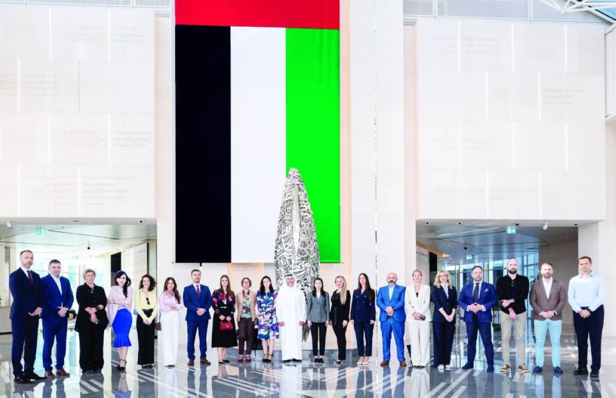 عبدالله ناصر لوتاه في لقطة تذكارية مع مسؤولين حكوميين في مونتينيغرو خلال إطلاق برنامج القيادات التنفيذية