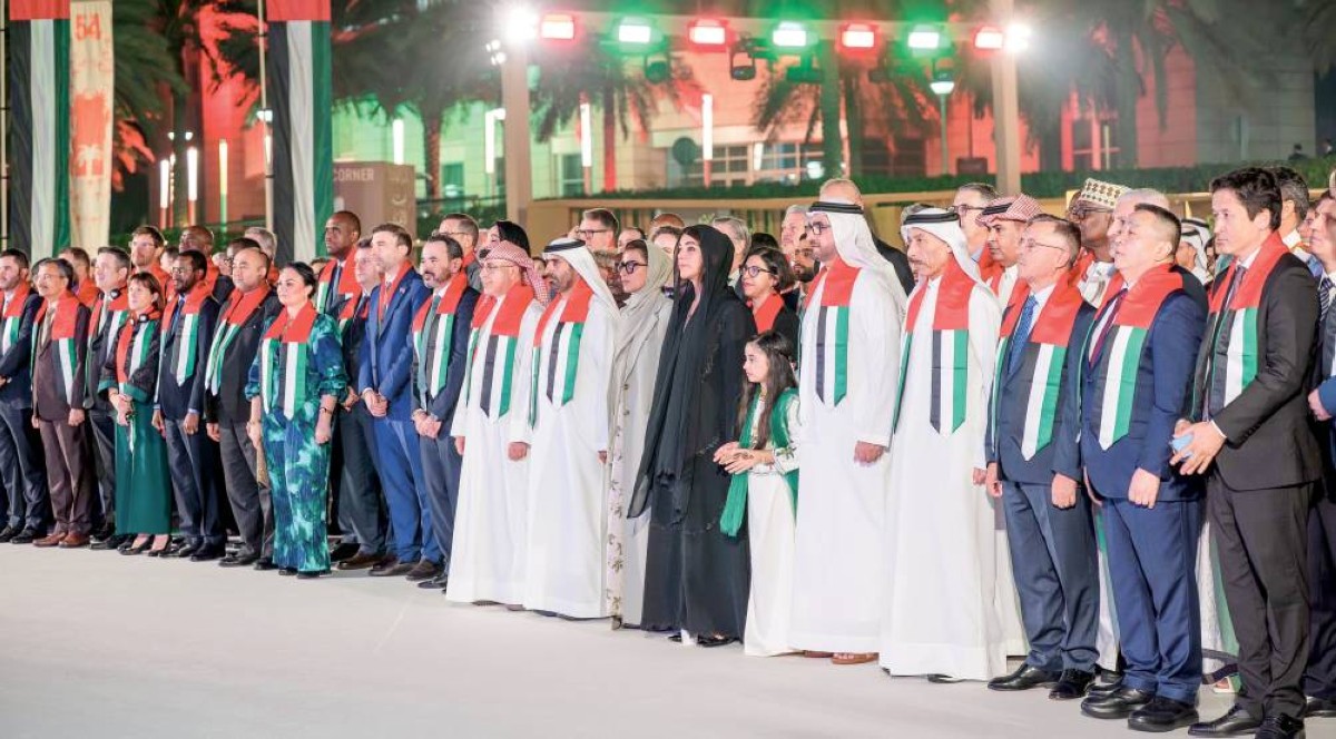 ريم الهاشمي ونورة الكعبي وعمر الشامسي وسلطان الشامسي وجانب من حضور الحفل