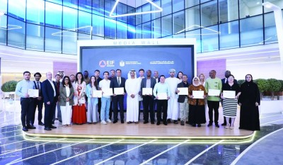 منتسبو برنامج القيادات المالية العالمية في لقطة تذكارية