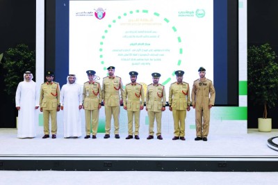 أحمد زعل المهيري وحارب الشامسي وطارق تهلك وعلي المنصوري وكبار الضباط خلال حفل التكريم