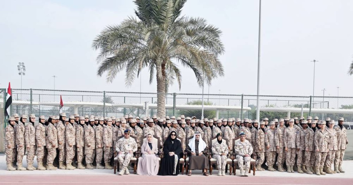 نهيان بن مبارك خلال التخريج بحضور إسحاق البلوشي ونورة السويدي وعفراء الفلاسي وموزة الشحي