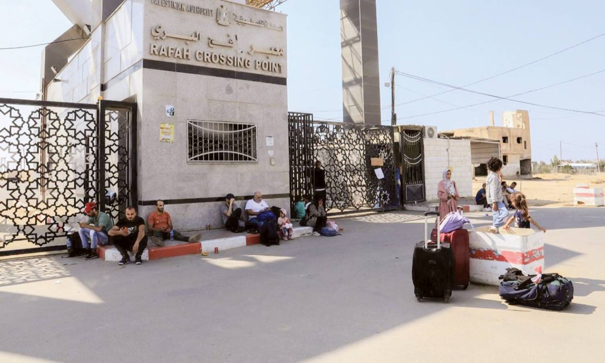 مسافرون عند معبر رفح على حدود قطاع غزة مع مصر