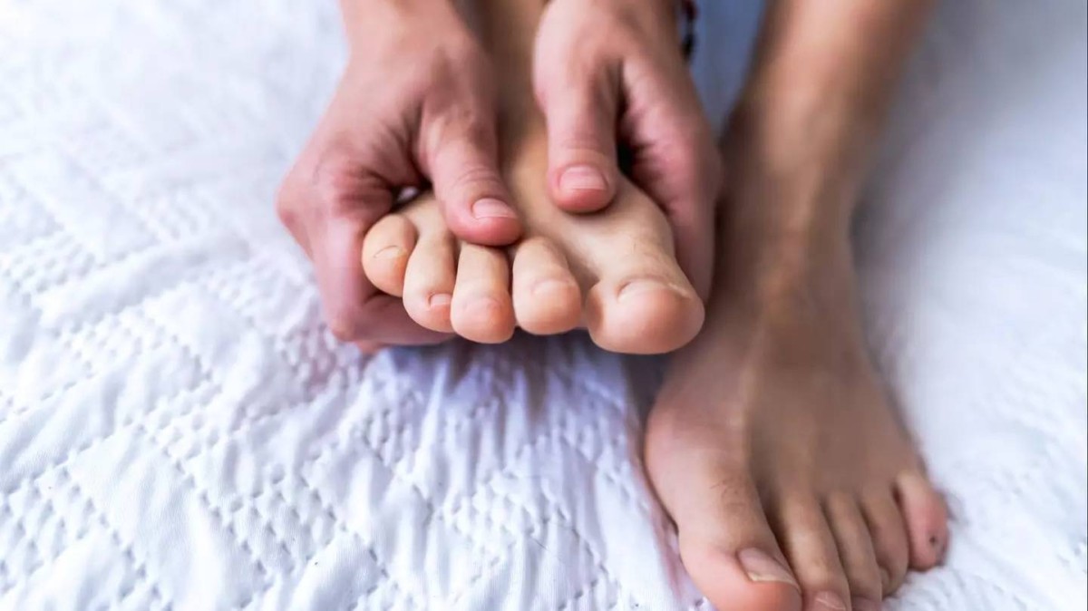 علامة تحذيرية.. ماذا يعني غياب الشعر عن أصابع القدم؟