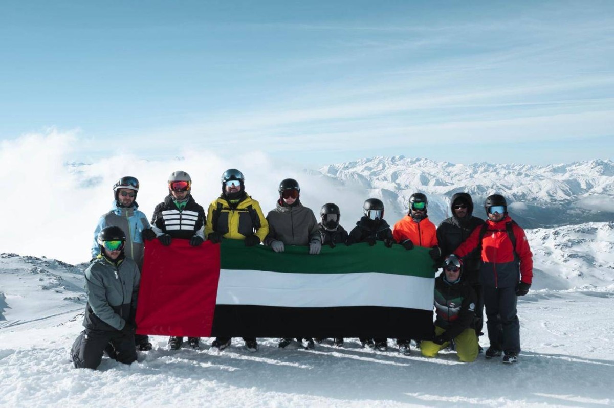 علم الإمارات على قمة الألب