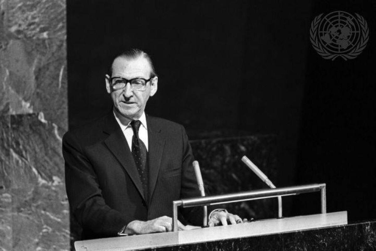 1976 الأمين العام للأمم المتحدة كورت فالدهايم يفوز بفترة ثانية.
