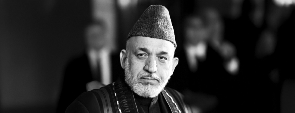 2004 حامد كرزاي يؤدي اليمين الدستورية رئيساً لأفغانستان.
