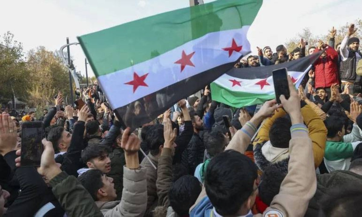 2024 بعد أكثر من 13 عاماً من اندلاع الأحداث في سوريا عام 2011، يسقط نظام الرئيس السوري بشار الأسد.
