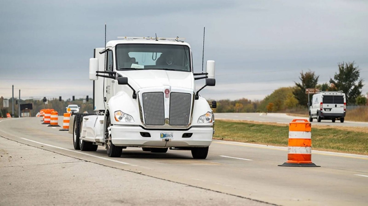 لا حاجة للتوقف.. شحن مركبات كهربائية أثناء سيرها