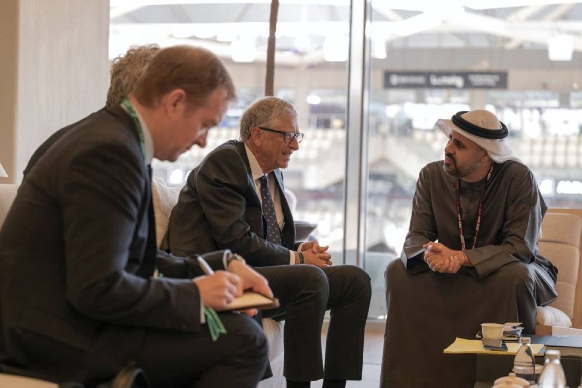 ذياب بن محمد بن زايد يلتقي بيل غيتس على هامش "الفورمولا1"