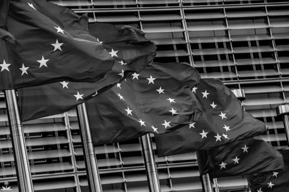 1987 أعضاء السوق الأوروبية يوقعون على معاهدة ماستريخت للوحدة الاقتصادية والنقدية.
