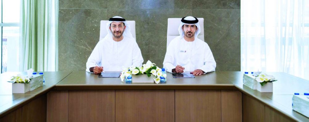 سيف السويدي وعبدالله آل صالح خلال التوقيع