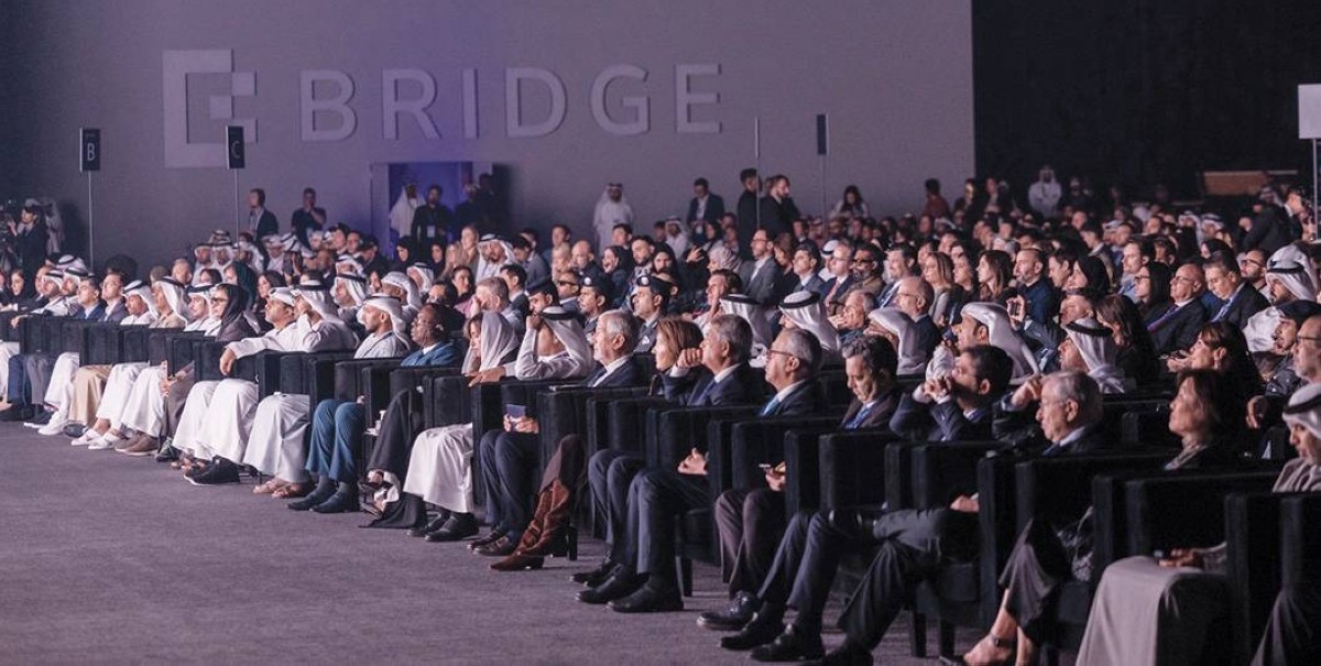 سلطان الجابر وعبدالله النعيمي ونورة الكعبي وعبدالله آل حامد خلال افتتاح القمة