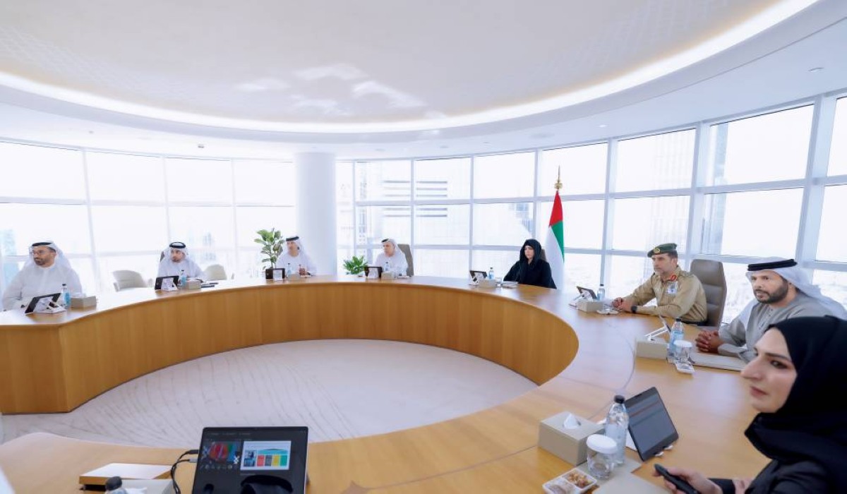 لطيفة بنت محمد مترئسة الاجتماع بحضور عبدالله المري ومطر الطاير ومروان بن غليطة وهلال المري وحمد المنصوري وهالة بدري وهشام القاسم 