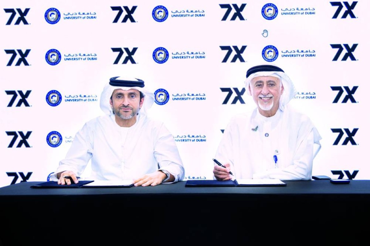 طارق الواحدي وعيسى البستكي خلال التوقيع 