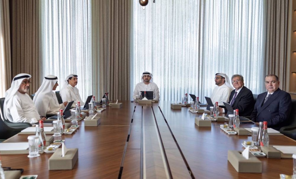 مكتوم بن محمد مترئساً الاجتماع بحضور عيسى كاظم وهشام القاسم وفاضل العلي وعبدالفتاح شرف وواين مارتن وأرشد غفور 