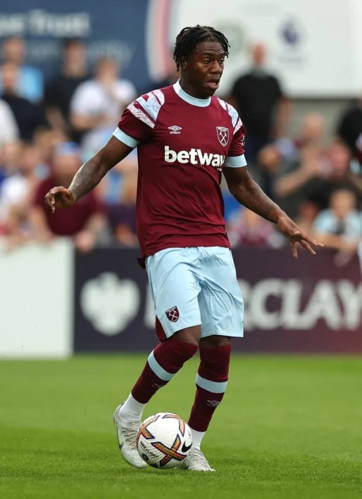 دفع الثمن 3 سنوات سجناً.. لاعب بالدوري الإنجليزي يتفاخر علناً بترويج المخدرات