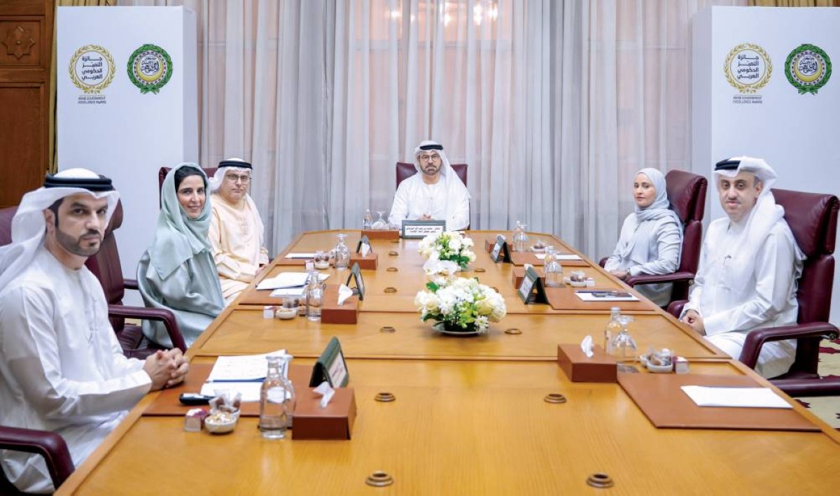 محمد القرقاوي مترئساً اجتماع مجلس الأمناء بحضور عبدالرحمن العور وعهود الرومي ومريم الحمادي وعلي المالكي وإبراهيم الحمادي