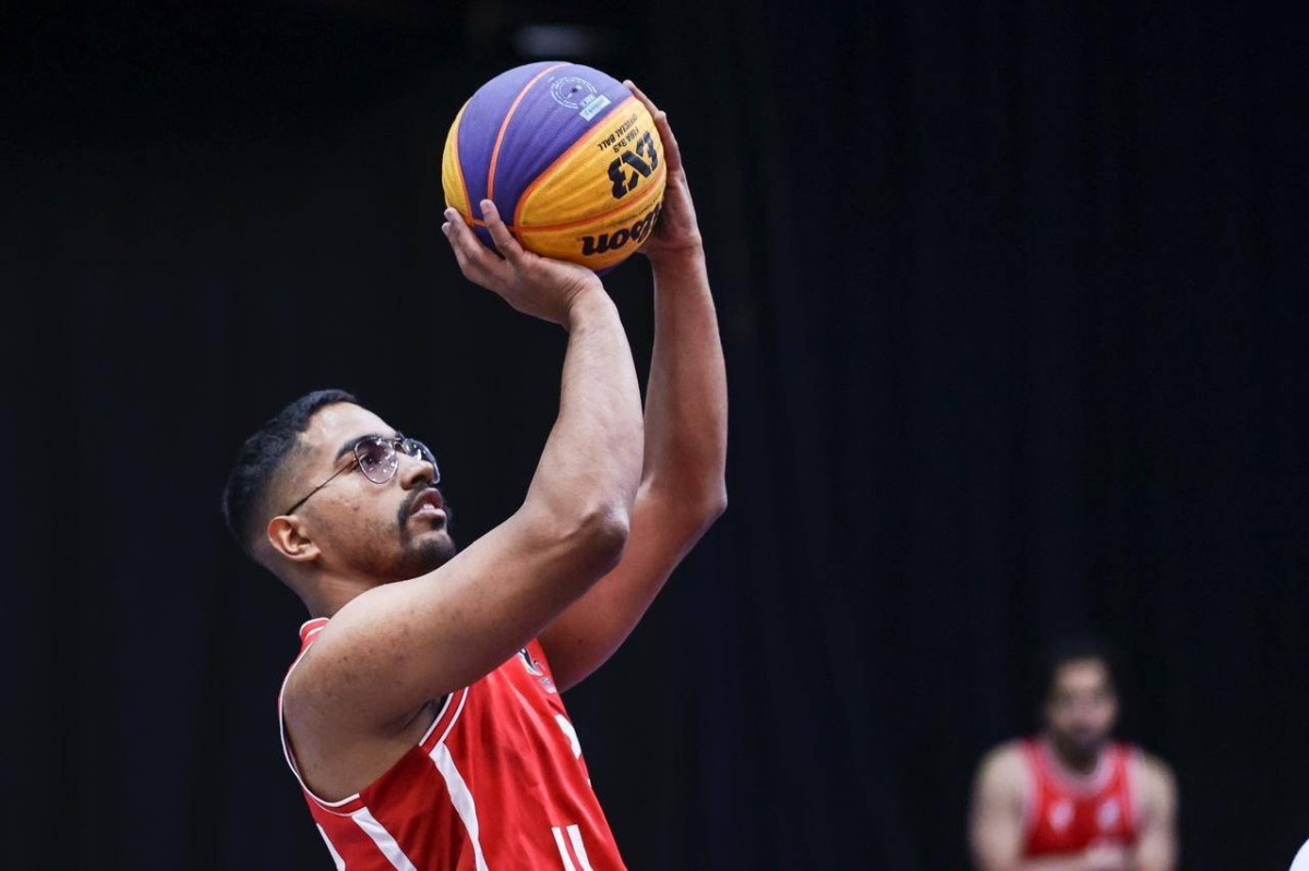 منصور النقبي يحمل علم الإمارات في افتتاح البارالمبية الآسيوية للشباب «دبي 2025»