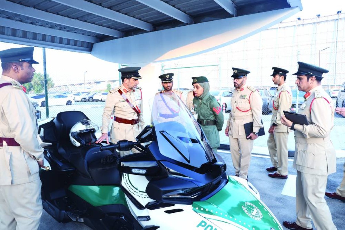 عبدالله المري خلال اطّلاعه على سير العمل في الإدارة العامة للمرور