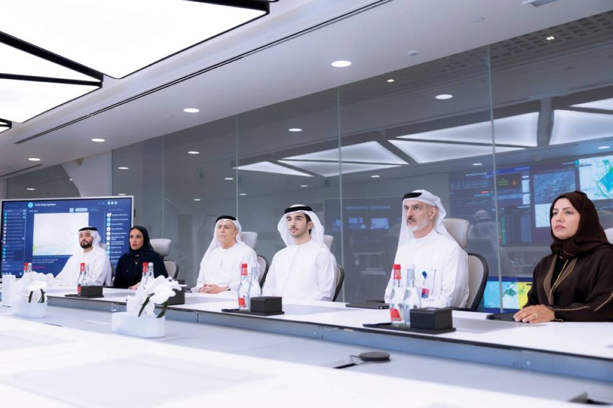 محمد بن راشد بن محمد يستمع إلى شرح عن الخطة الاستراتيجية بحضور مطر الطاير وأحمد بهروزيان وموزة المري