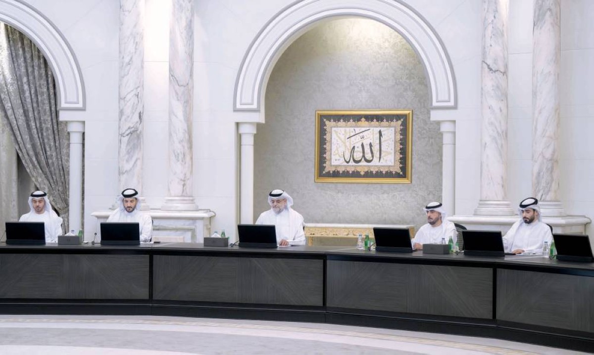 سلطان بن محمد بن سلطان مترئساً الاجتماع بحضور سلطان بن أحمد