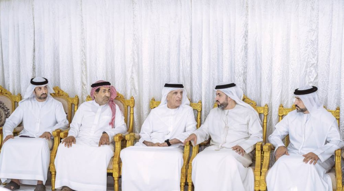  سعود بن صقر خلال تقديمه واجب العزاء