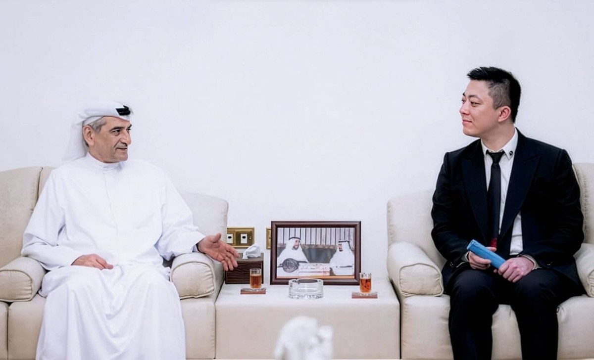 حمد الشرقي خلال استقباله دينغ تسي تشينغ 