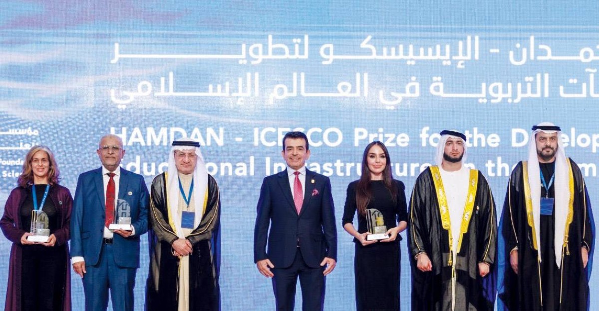 راشد بن حمدان خلال التكريم بحضور حميد القطامي وخليفة السويدي