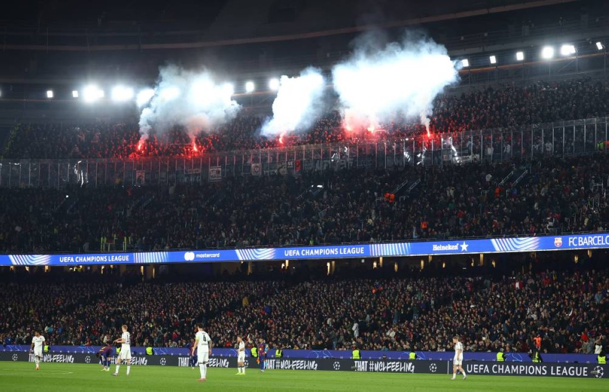 شغب جمهور فرانكفورت يرسل الرعب في قلوب مشجعي برشلونة