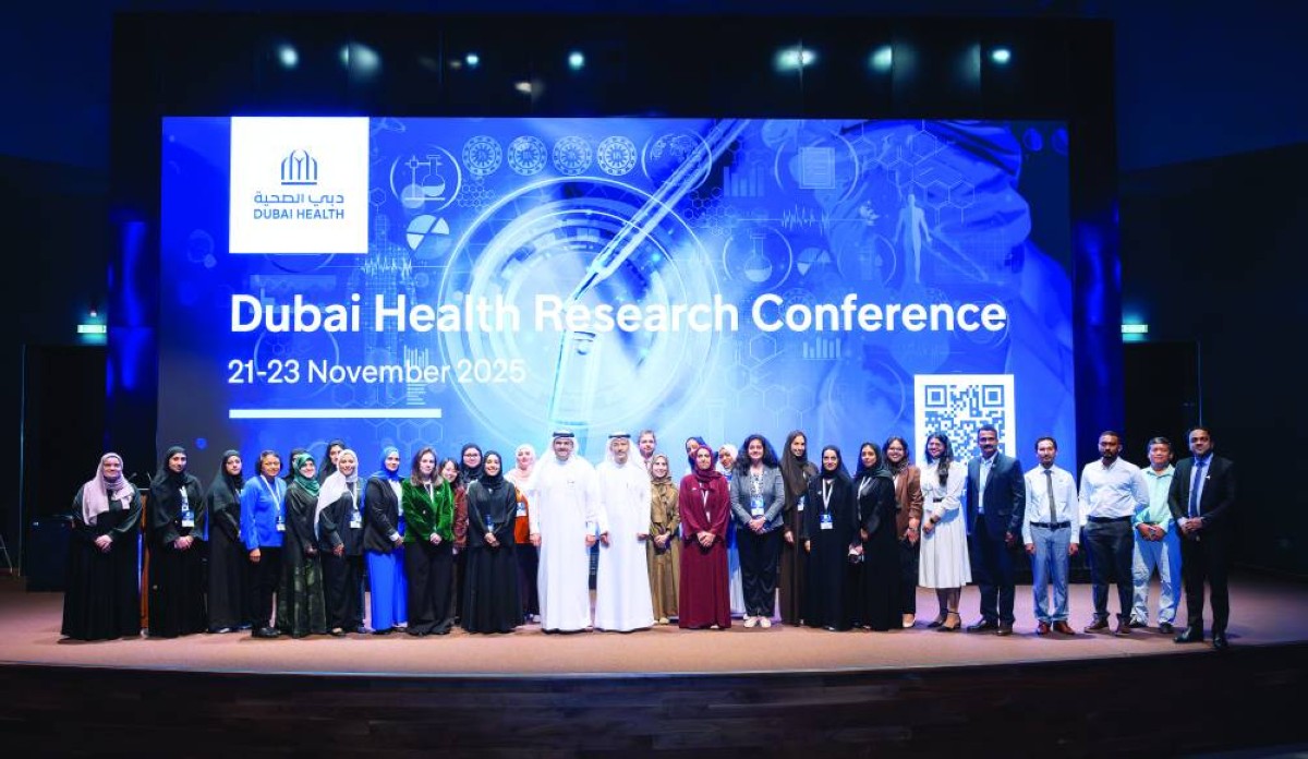 علوي الشيخ وعامر شريف وجانب من المشاركين في مؤتمر «دبي الصحية للأبحاث 2025»