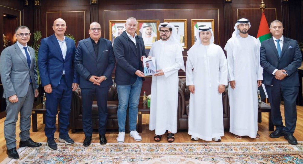 سعيد الطاير وأدريان ماكدونالد في لقطة تذكارية بحضور شخصيات من الجانبين