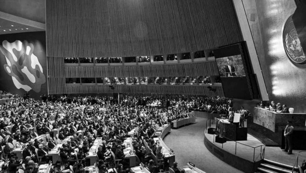 1957 صدور قرار من الأمم المتحدة ينص على حق الشعوب في تقرير مصيرها.
