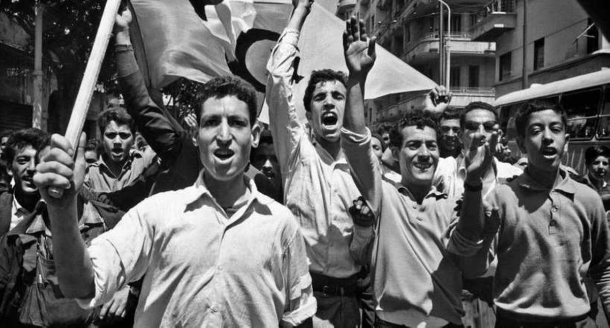 1960 خروج الجزائريين في تظاهرات سلمية للتعبير عن رفض بقاء بلادهم جزءاً من فرنسا.

