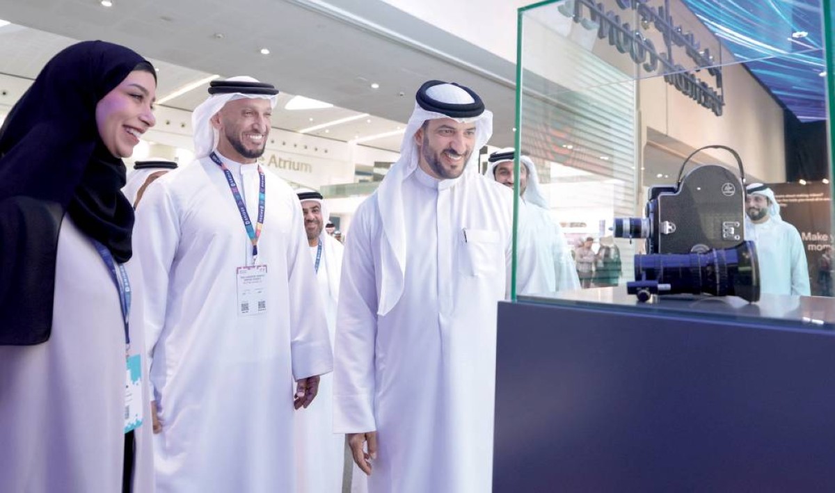 سلطان بن أحمد خلال تفقّده المنصات المشاركة في القمة بحضور عبدالله آل حامد