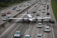 طائرة تحطّ على مركبة