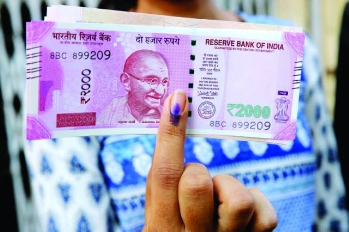 انخفاض الروبية الهندية أمام الدولار لأدنى مستوى على الإطلاق