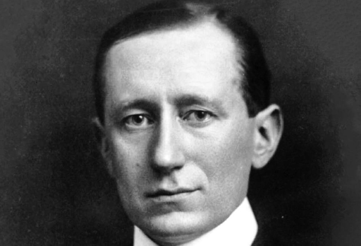 1901 -   غولييلمو ماركوني يجري أول بث للراديو عبر المحيط الأطلسي.