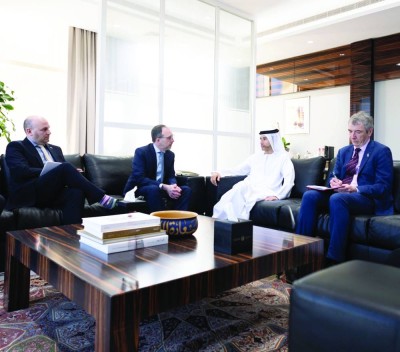 محمد الحسيني خلال لقائه روبرت تروي