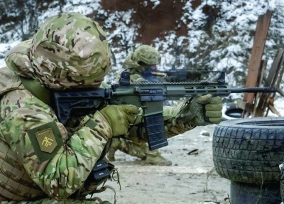 جنديان أوكرانيان خلال تدريب عسكري في منطقة خاركيف