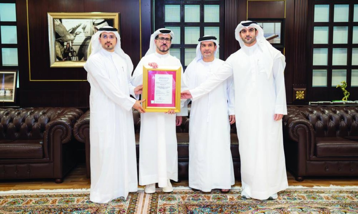 سعيد الطاير خلال تسلم الشهادة بحضور وليد بن سلمان 