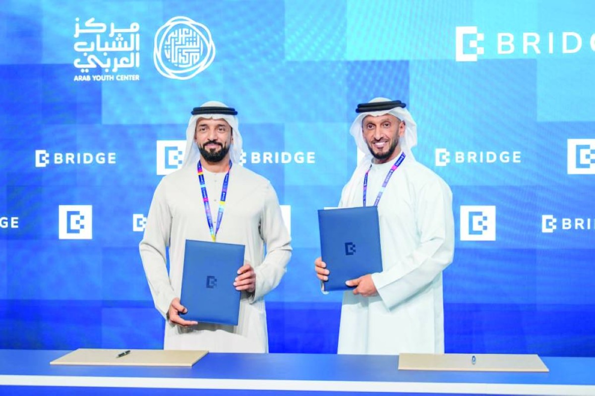 عبدالله آل حامد وسلطان النيادي بعد توقيع مذكرة التفاهم