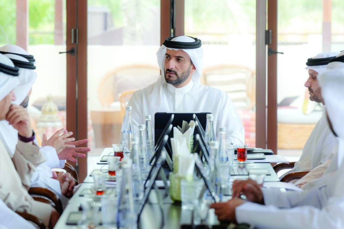 سلطان بن أحمد مترئساً اجتماع مجلس القضاء